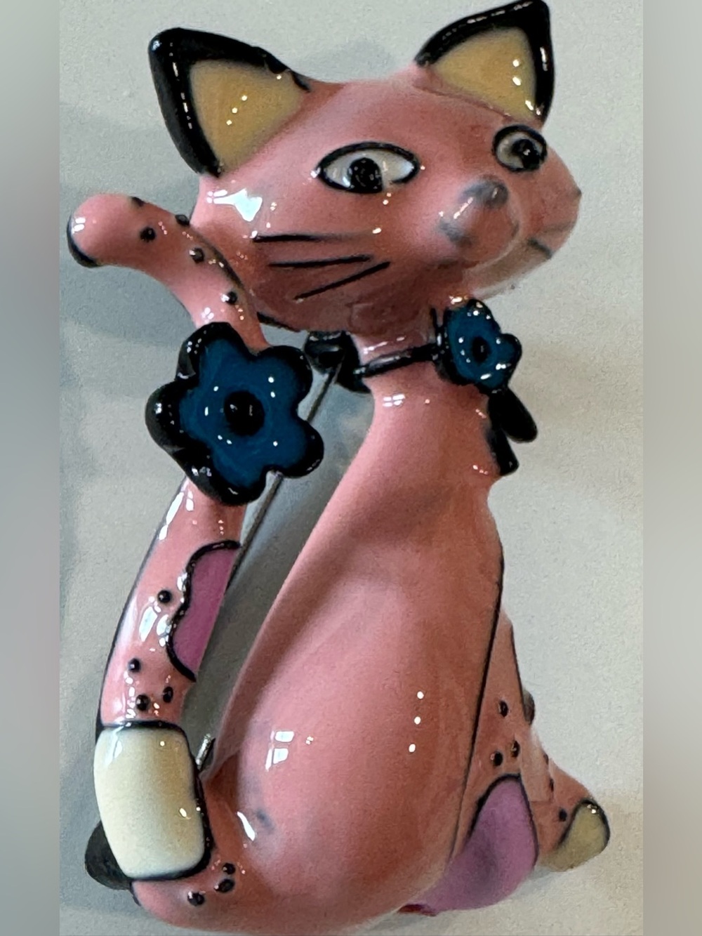 NEW Pink Cat Brooch with Blue Flower Accent - Picture 2 of 7